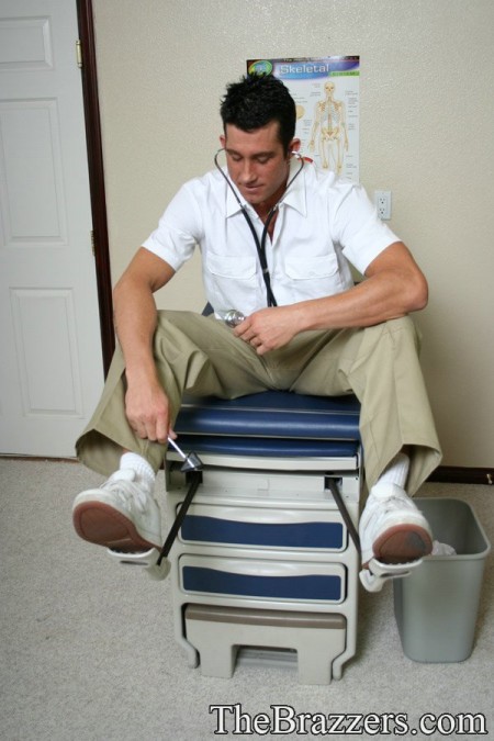 Игривая врачиха Rachel RoXXX соблазняет пациента своей грудью и киской, чтобы заняться с ним сексом