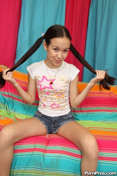 Хрупкая девочка-подросток Amai Liu заглатывает член и дает ему трахнуть свою узкую, бритую киску