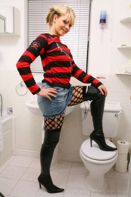 Игривая куколка Melissa Onlytease в колготках в сеточку и белых трусиках показывает свои буфера в туалете