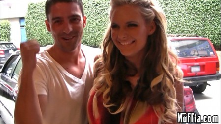 Kayla Paige и ее парень позволяют Phoenix Marie присоединиться к нем и насладиться классным тройничком