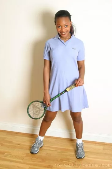 Черная детка в синем теннисном наряде Robyn S показывает классную грудь и упругую попку