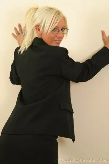 Грудастая секретарша Shelley Onlytease снимает костюм и очки, позирует в горячем белье