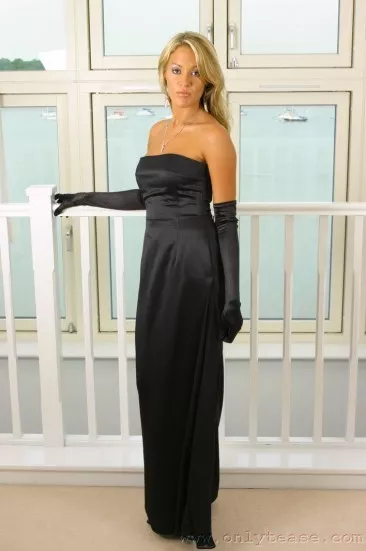 Высокая детка Stephanie S стягивает длинное шелковое платье, чтобы показать горячее белье