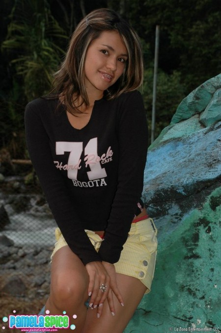 Латинка с карими глазами Pamela Spice любит показывать свою гладкую письку