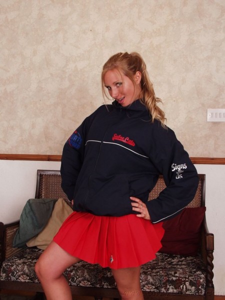 Стройная блондинка Willow Onlytease показывает сиськи и танцует