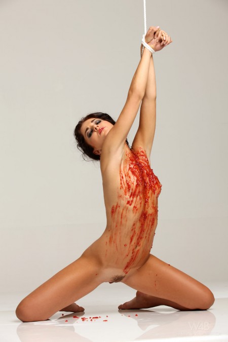 Гламурная и обнаженная рабыня с грязным телом Billy Raise показывает свою классно стриженную киску