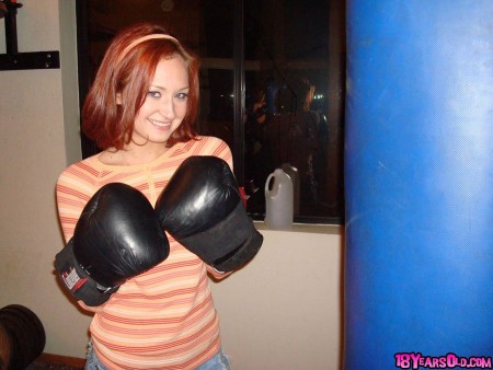 Рыжая милашка Kyra Steele старается улыбаться, когда насаживается на толстый член