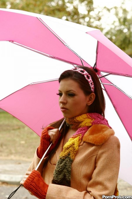 Непреодолимо сексуальная кошечка-брюнетка Missy Stone вымыта и оттрахана горячим мужчиной