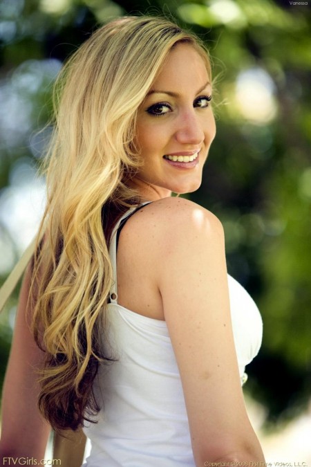 Длинноногая девушка Jasmine Tame в сексуальной мини-юбке полностью обнажена на розовой лежанке в парке