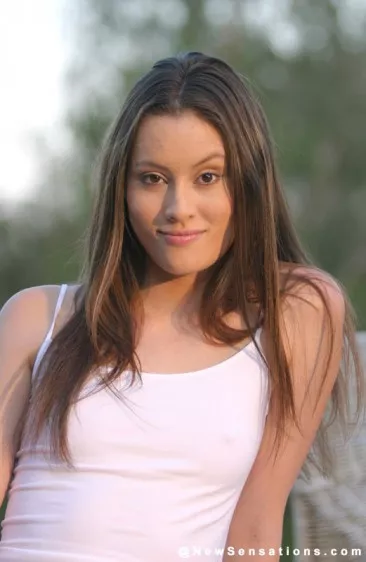 Нежная шатенка Jassie James с маленькими сосочками раскрыла на улице свою киску