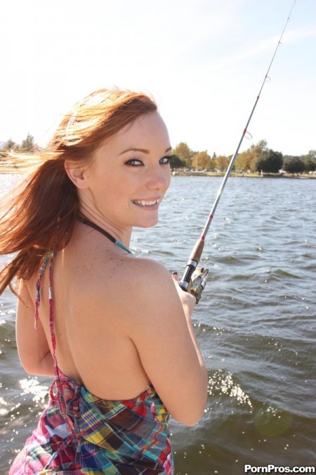 Крутая Рыжеволосая девка Dani Jensen работает над длинным хуем перед тем как пустить его в бритую киску