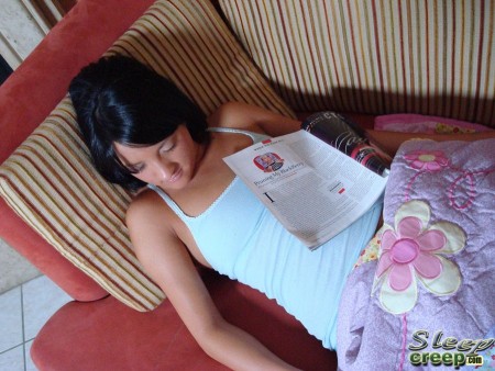 Спящая брюнетка Deena Daniels оттрахана в свои дырочки и получает на лицо галон спермы