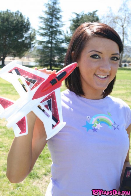 Негодная брюнетка-подросток Deena Daniels дает полизать и трахнуть свою киску толстому члену