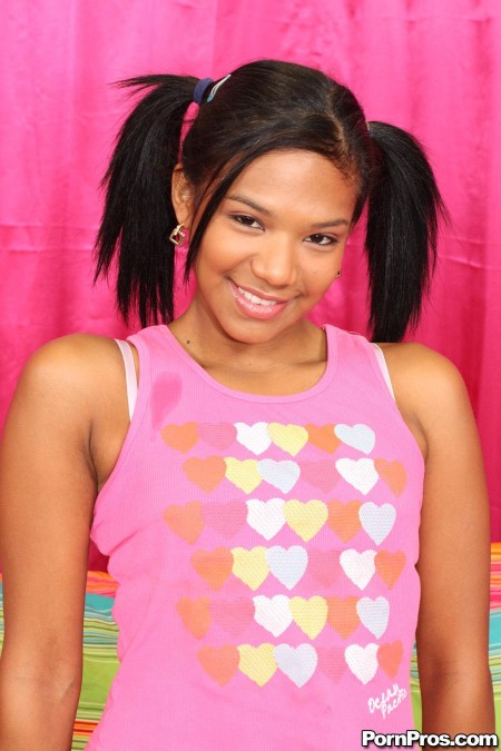 Юная латинка Emy Reyes оседлала хуй и любовник кончил как конь