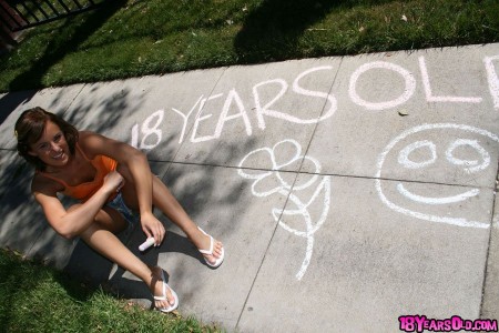 Кокетливая Eve Nicholson в зеленых трусиках садится на большую сосиску