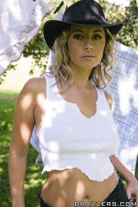 Сексуальная блондинка в шляпе Daria Glower трахается