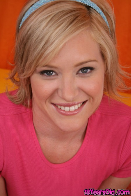 Улыбчивая блондинка Naomi Cruise снимает свои розовые трусики и насаживается на шланг