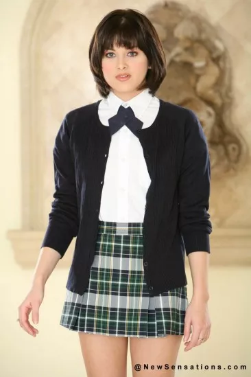 Невинная студентка Ellie Idol оттрахана в маленькую розовую киску