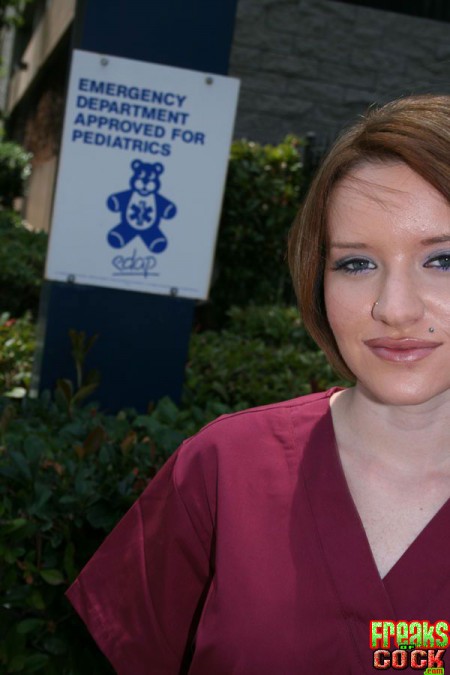 Симпатичная юная красотка Faith Daniels дала шанс черному нечеловеческому члену