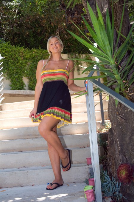 Сисястая блондинка Abbey Brooks в летнем платье и трусиках раздевается и показывает выбритую пизду на свежем воздухе