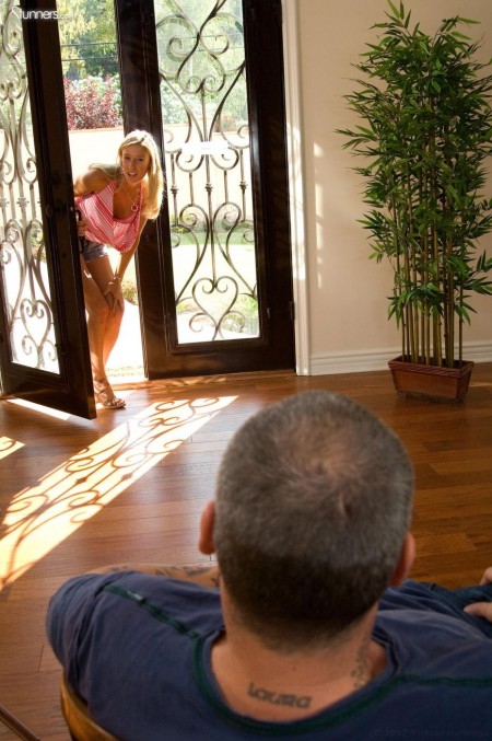 Голубоглазая куколка Allison Pierce дает потрахать себя между грудей и в рот