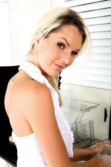 Heidi Brooks оголяется и моет свою бритую киску до того как взять болт на кухне