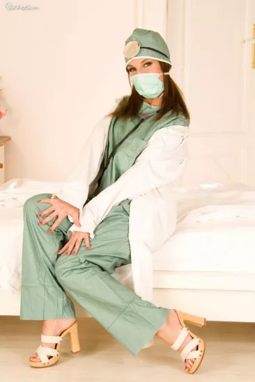 Сексуальная докторша Lauren May снимает форму и занимается фистингом