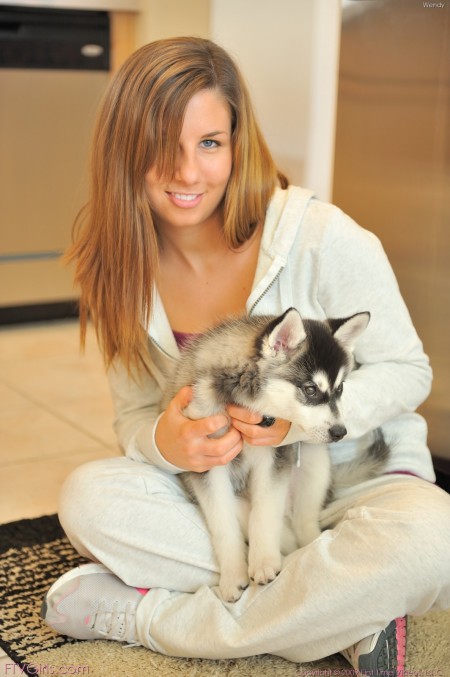 Нежная девушка Wendy FTV в самых сексуальных стрингах обожает показывать свою юную киску