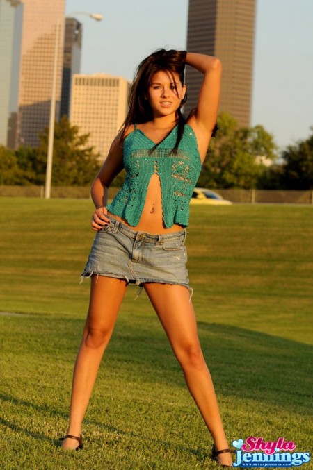 Shyla Jennings показывает свою бритую киску, позируя в джинсовой мини-юбке на улице