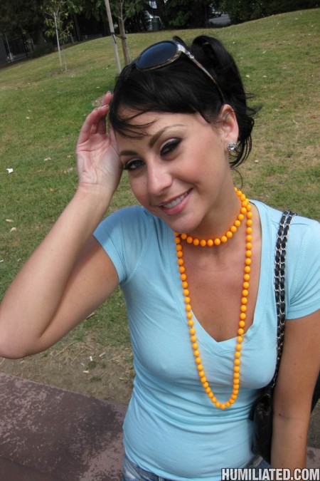 Брюнетка с кляпом во рту Jessica Valentino