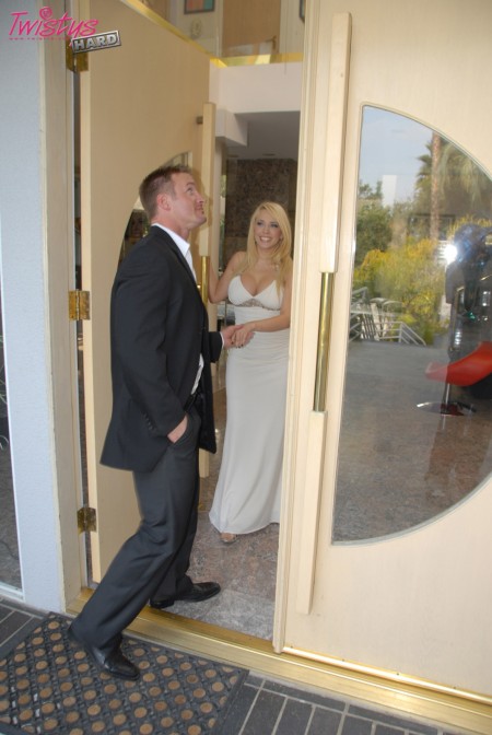 Элегантная блондинка Kagney Linn Karter с большими сиськами, раздевается и трахается