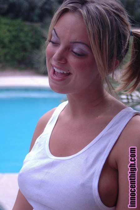 Красотка с хвостиками, классной грудью и узкой бритой киской Jessi Summers сосет и трахается