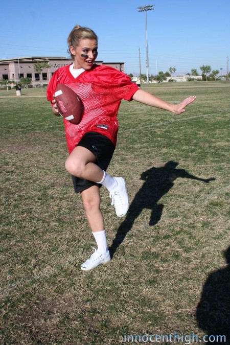 Спортивная студентка Ruby Ryder раздвигает ножки и дает тренеру трахнуть свою бритую киску