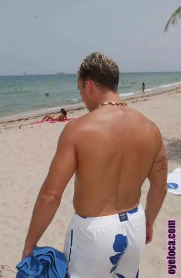 Худая чика-брюнетка Amina Sky дает своему новому приятелю растянуть свою киску