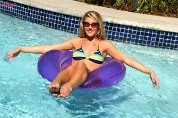 Samantha Ryan в бикини и солнечных очках, показывает свою щелку в бассейне