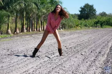 Подтянутая и загорелая латиноамериканка Sarahjo Nubiles показывает свою крепкую попку и безволосую киску прямо на улице