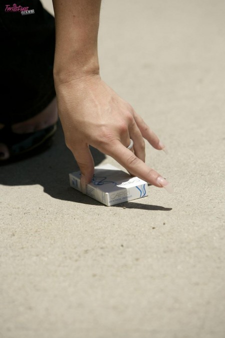 Carmella Bing показывает сиськи и трахается в киску