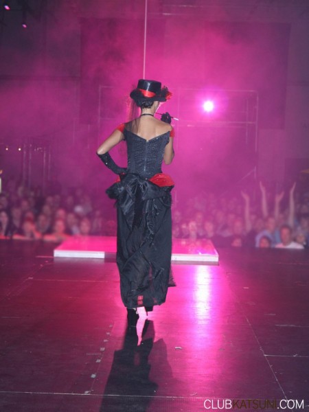 Азиатская сердцеедка с округлой грудью Katsuni делает стриптиз в ровном клубе