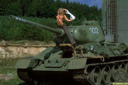 Длинноногая блондинка в черных ботинках Silvie Thomas показывает свое идеальное тело на танке