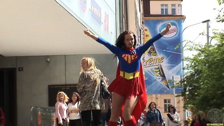 Сексуальная Susana Spears оголяется в баре