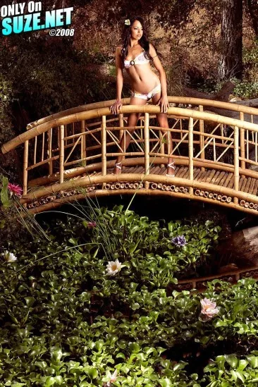 Прогултваясь в крохотном бикини Кокетливая Zeina Heart делает стриптиз на всеобщее обозрение