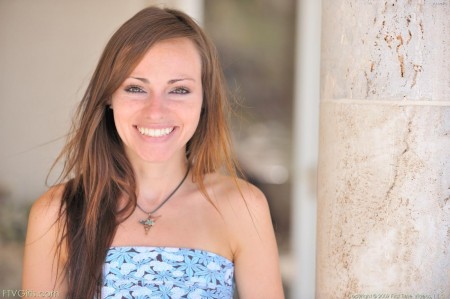 Длинноногая Amelia FTV на черных высоких каблуках и в голубом платье засветила соски и пизду на улице