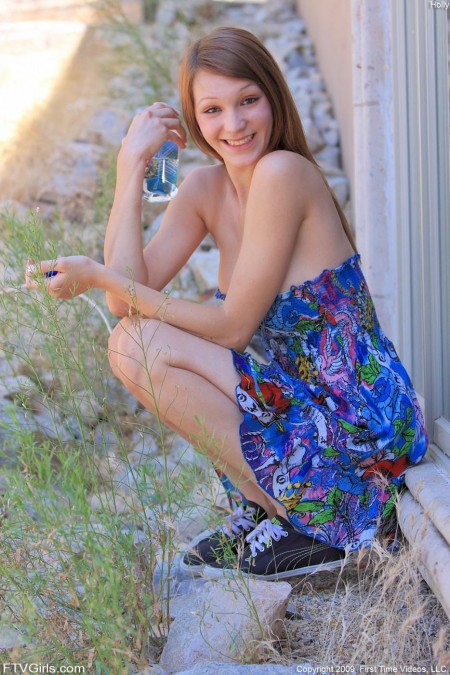 Высокая красотка Holly Michaels в голубом платье раздвигает выбритую киску близко к камере