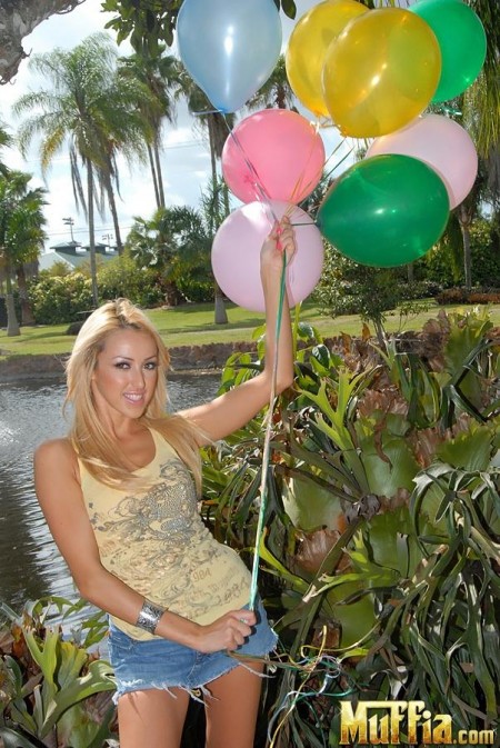 Белокурая куколка Breanne Benson с большими титьками и умопомрачительной задницей и выбритой киской снимает зеленые трусики