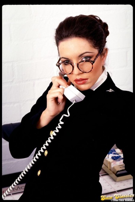 Горячая брюнетка Taylor St Claire снимает свой деловой костюм и раздвигает свои половые губы в офисе