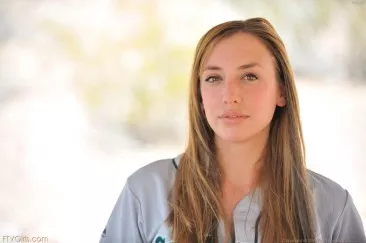 Спортивная девушка в форме Francis FTV выставляет на показ свою грудь и выбритую киску на публике