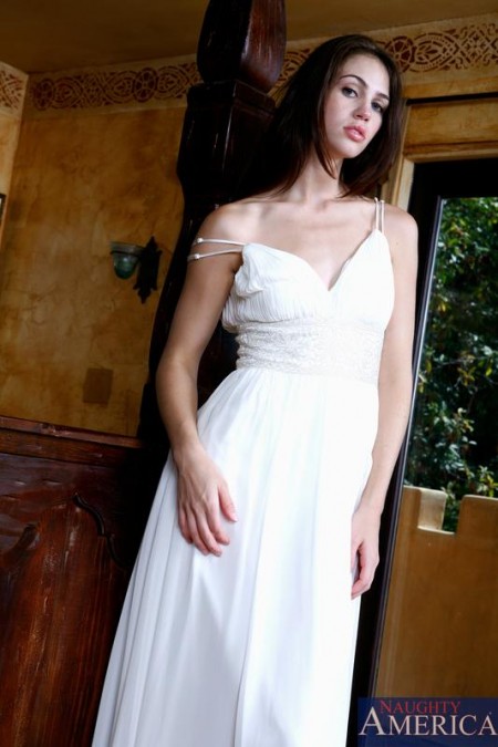 Темноволосая Faith Leon снимает белое платье и дает трахнуть свою розовую дырочку