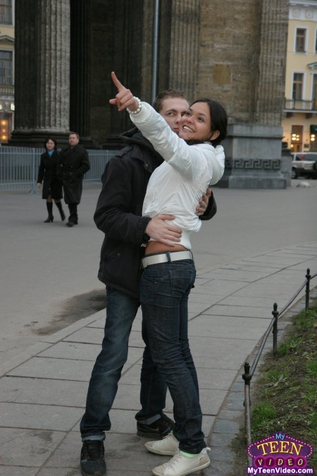 Милая молодая брюнетка Valeska Nubiles заполняет свою лысую киску глодным членом своего парня