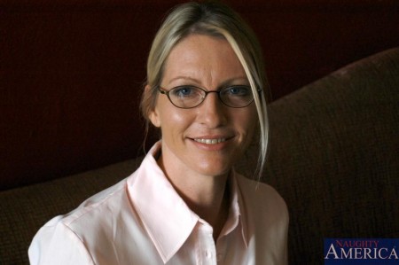 Грудастая блондинка Emma Starr раздевается и трахается с видом от первого лица