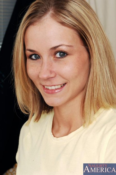 Привлекательная блондинка с красивой огромной грудью Mackenzie Star пытается скакать на члене